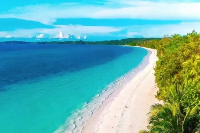 10 Pantai Eksotis di Maluku Utara yang Menawarkan Pesona Alam Tidak Terlupakan