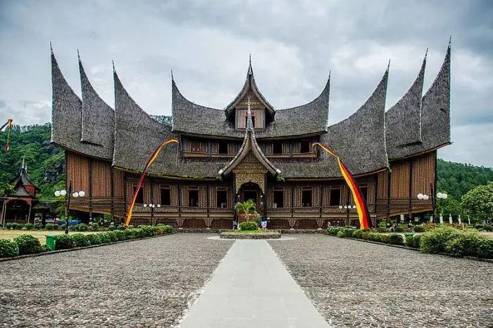 10 Rumah Adat Nusantara, Keunikan Arsitektur Tradisional Indonesia